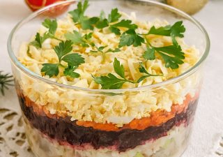 Szuba – domowa, warstwowa sałatka śledziowa na każdą okazję