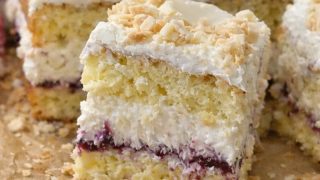 Porzeczkowy Przekładaniec - proste ciasto z kremem na niedzielę