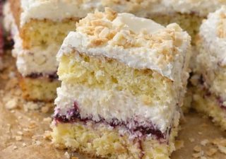 Porzeczkowy Przekładaniec - proste ciasto z kremem na niedzielę