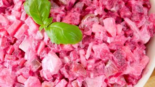 Sałatka jarzynowa z burakami – sprawdzony domowy przepis