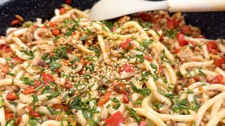 Noodle z mięsem mielonym