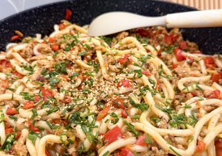 Noodle z mięsem mielonym