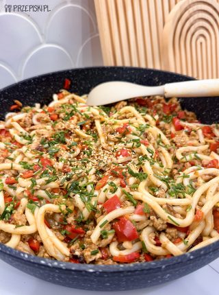 Noodle z mięsem mielonym