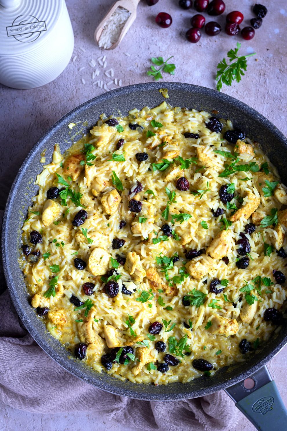 Ryż z kurczakiem w mleczku kokosowym z suszoną żurawiną