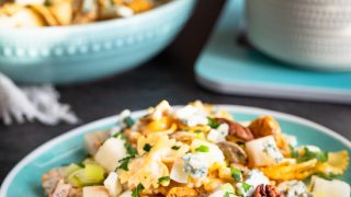 Sałatka makaronowa z kurczakiem i serem pleśniowym
