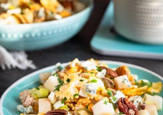 Sałatka makaronowa z kurczakiem i serem pleśniowym