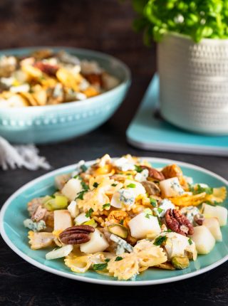 Sałatka makaronowa z kurczakiem i serem pleśniowym