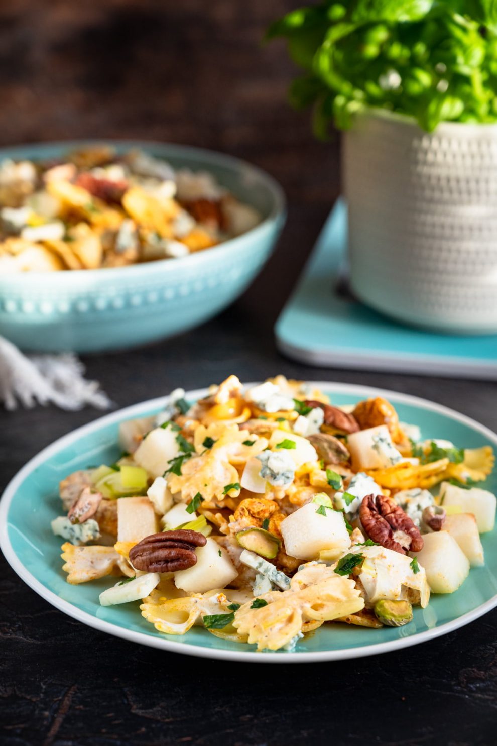 Sałatka makaronowa z kurczakiem i serem pleśniowym