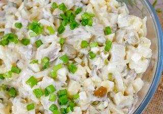 Sałatka tatarska ze śledziem – wyrazista i bardzo smaczna