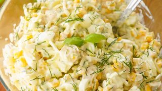 Sałatka z jajek i pieczarek marynowanych