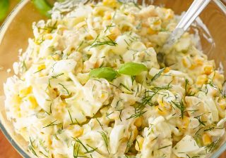 Sałatka z jajek i pieczarek marynowanych