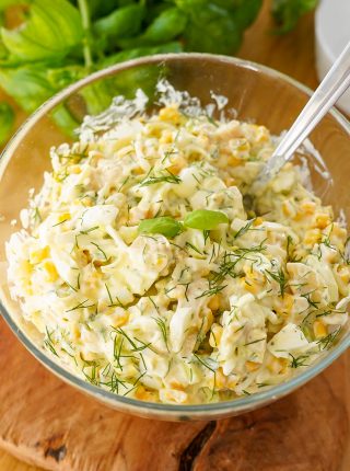 Sałatka z jajek i pieczarek marynowanych