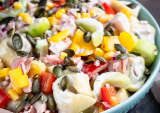 Sałatka z wędzonym kurczakiem i tortellini "Party Hit"