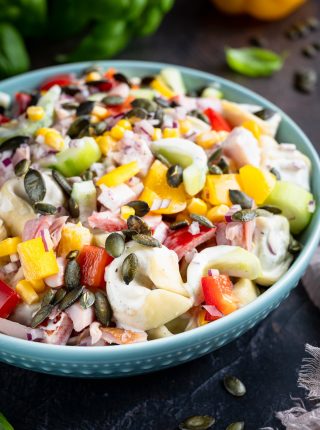 Sałatka z wędzonym kurczakiem i tortellini "Party Hit"