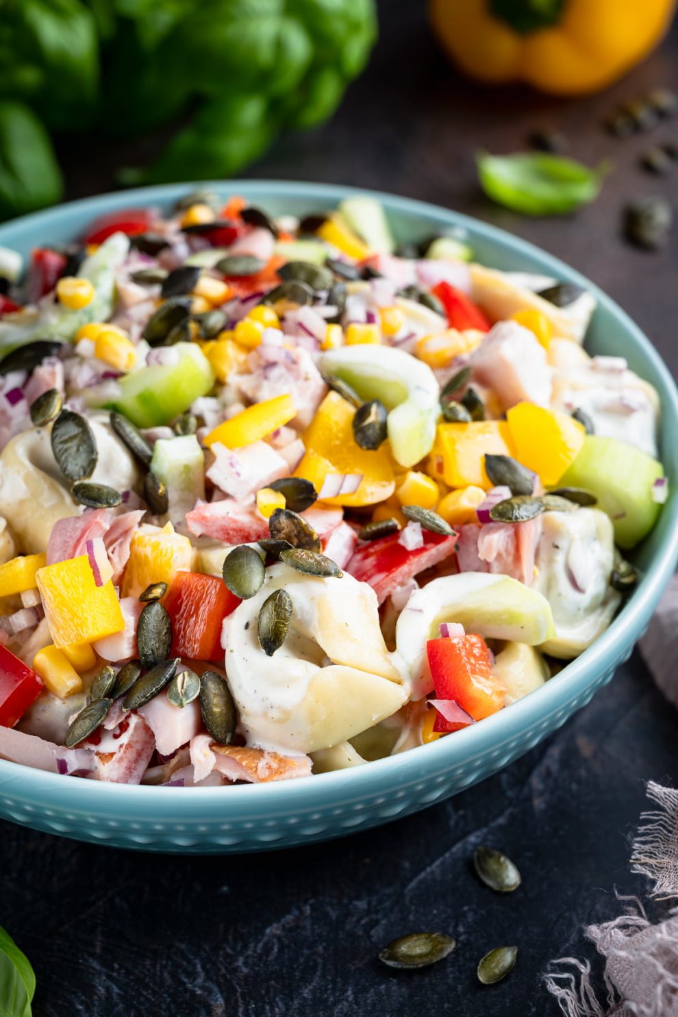 Sałatka z wędzonym kurczakiem i tortellini "Party Hit"