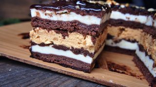 Ciasto Snickers z kajmakiem i masą serową – hit na święta i rodzinne spotkania