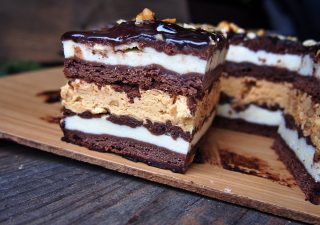 Ciasto Snickers z kajmakiem i masą serową – hit na święta i rodzinne spotkania