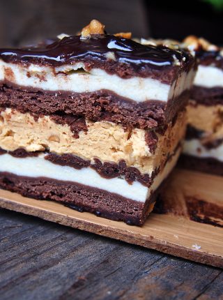 Ciasto Snickers z kajmakiem i masą serową – hit na święta i rodzinne spotkania