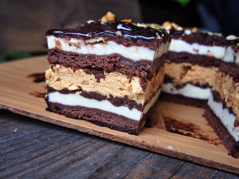 Ciasto Snickers z kajmakiem i masą serową – hit na święta i rodzinne spotkania