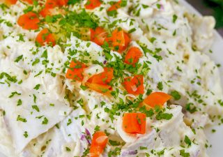 Śledzie z serem żółtym w musztardowym sosie – posmakują każdemu