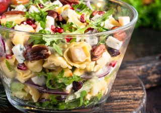 Sałatka z tortellini, jabłkiem i serem pleśniowym