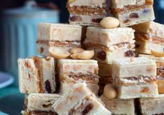 Wafle z orzeszkami i rodzynkami