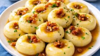 Kluski śląskie z sosem