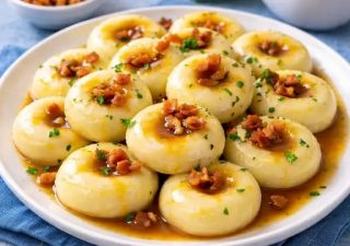 Kluski śląskie z sosem