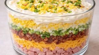 Sałatka milionera warstwowa