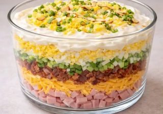 Sałatka milionera warstwowa