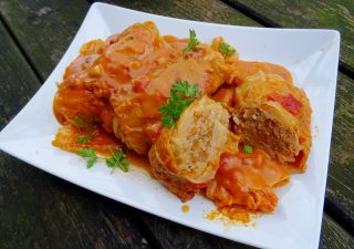 Gołąbki z udek kurczaka w kapuście włoskiej