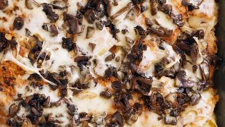 Filet z kurczaka z pieczarkami i serem z piekarnika