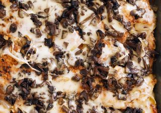 Filet z kurczaka z pieczarkami i serem z piekarnika