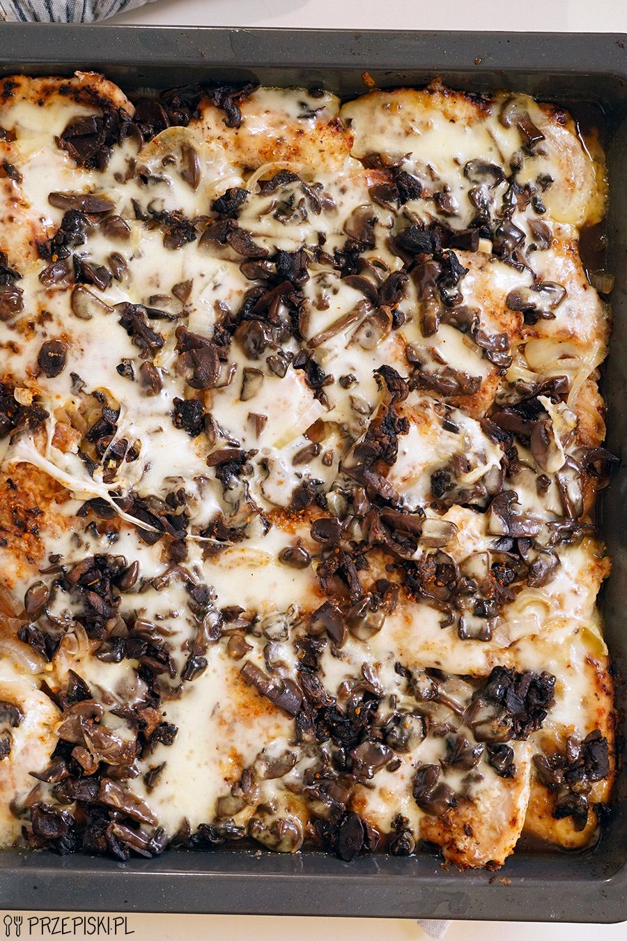 Filet z kurczaka z pieczarkami i serem z piekarnika