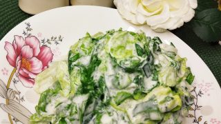 Surówka z sałaty masłowej na słodko-kwaśno ze szczypiorem i śmietaną