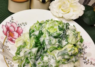 Surówka z sałaty masłowej na słodko-kwaśno ze szczypiorem i śmietaną