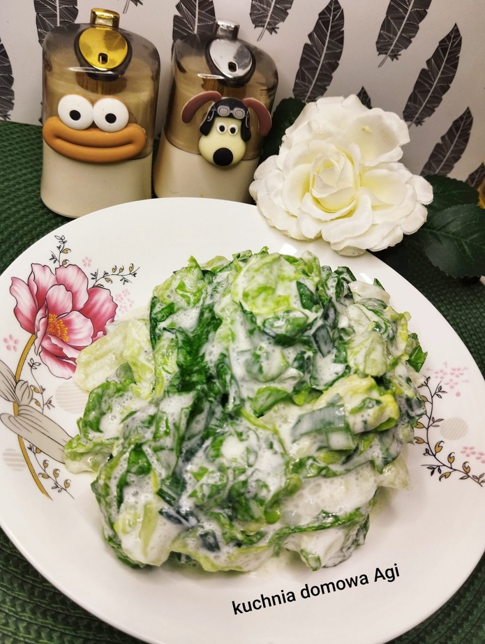 Surówka z sałaty masłowej na słodko-kwaśno ze szczypiorem i śmietaną