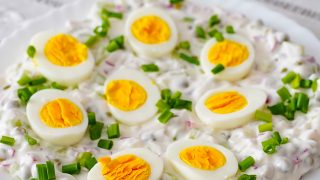 Jajka w sosie z rzodkiewką i ogórkiem