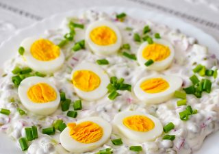 Jajka w sosie z rzodkiewką i ogórkiem