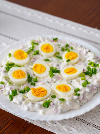 Jajka w sosie z rzodkiewką i ogórkiem