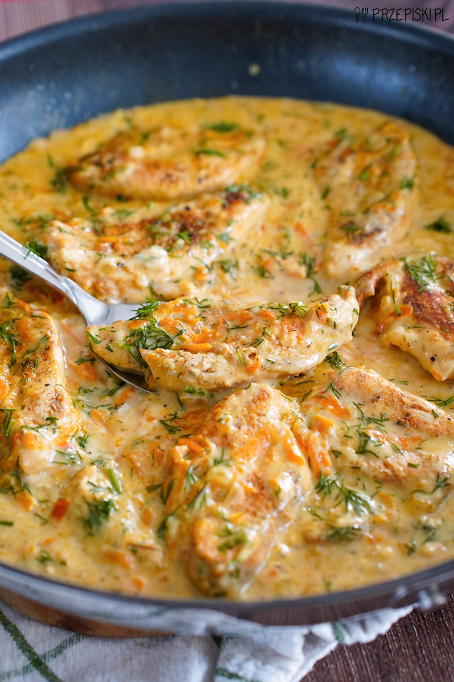 Kurczak w sosie koperkowym z marchewką