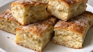 Proste ciasto jogurtowe z jabłkami – wilgotne i zawsze się udaje