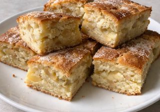 Proste ciasto jogurtowe z jabłkami – wilgotne i zawsze się udaje