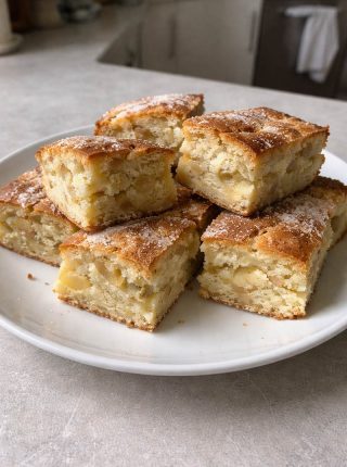 Proste ciasto jogurtowe z jabłkami – wilgotne i zawsze się udaje