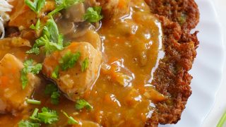 Placki ziemniaczane z gulaszem drobiowym i surówką