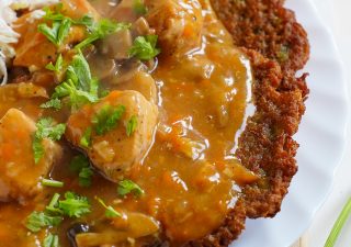 Placki ziemniaczane z gulaszem drobiowym i surówką