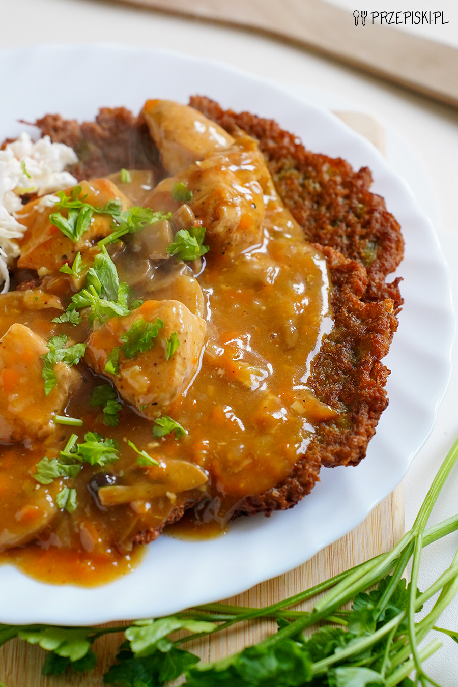 Placki ziemniaczane z gulaszem drobiowym i surówką