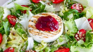 Sałatka z camembertem i dżemem żurawinowym