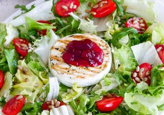 Sałatka z camembertem i dżemem żurawinowym