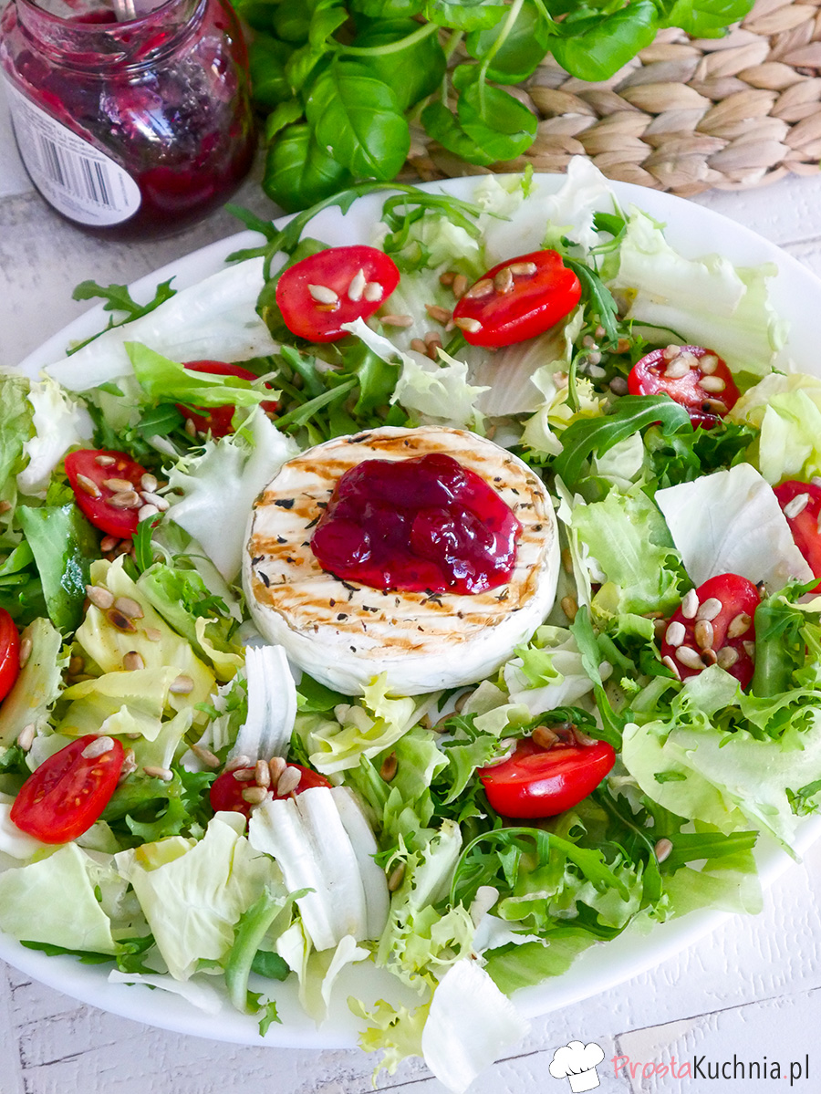 Sałatka z camembertem i dżemem żurawinowym